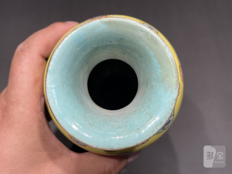 清同治 黄地粉彩万寿无疆纹瓶一对 - 图14
